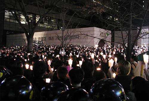 11월 30일 저녁 6시경 광화문 교보문고 앞에 모인 수천여명의 시민과 학생들이 촛불을 들고 추모 시위를 벌이고 있다. 